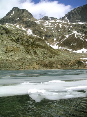 Eisplatten auf dem Lago di Mognolo